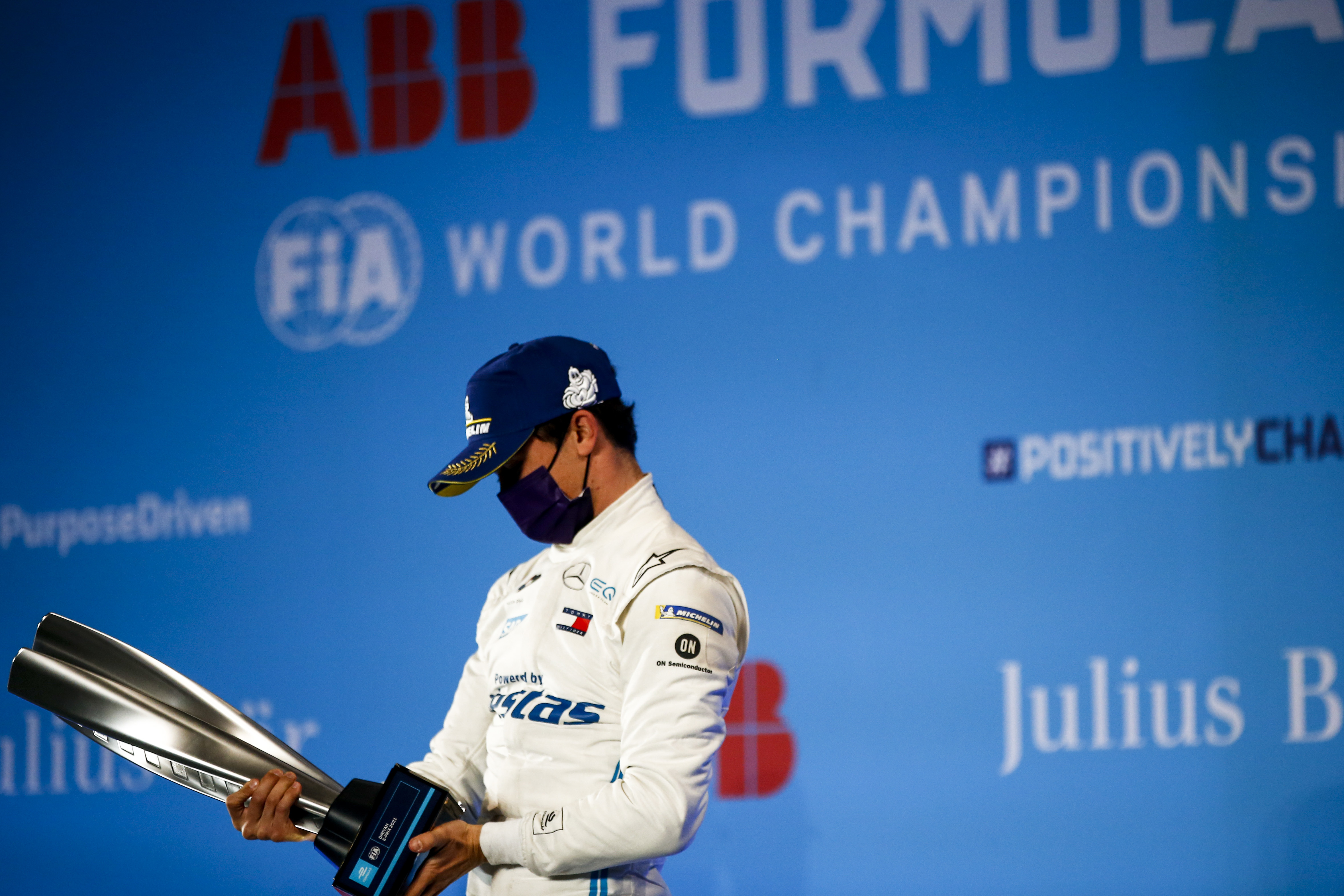 RIYADH STREET CIRCUIT, SAUDI ARABIA - FEBRUARY 26: Nyck de Vries (NLD) Mercedes Benz EQ, 1st position, with his trophy during the Diriyah ePrix I at Riyadh Street Circuit on Friday February 26, 2021 in Riyadh, Saudi Arabia. (Photo by Andy Hone / LAT Images)