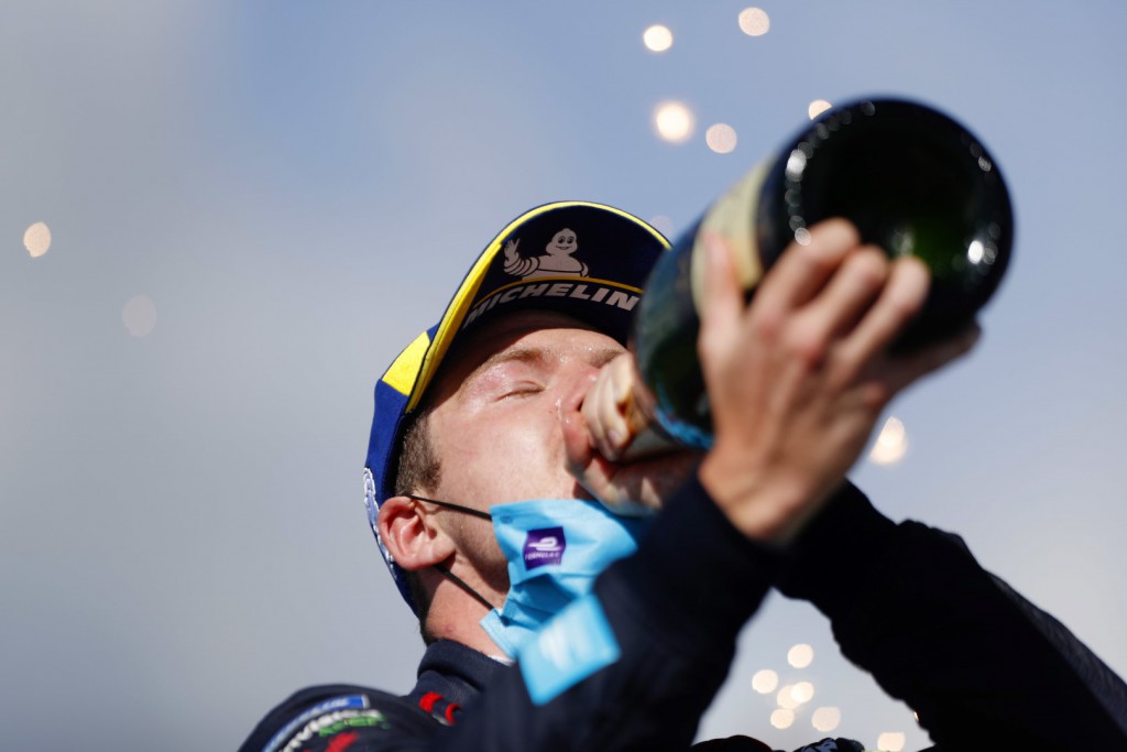 AUTODROMO MIGUEL E. ABED, MEXICO - JUNE 20: Nick Cassidy (NZL), Envision Virgin Racing, 3rd position, drinks Champagne during the Puebla E-Prix II at Autodromo Miguel E. Abed on Sunday June 20, 2021, Mexico. (Photo by Alastair Staley / LAT Images)