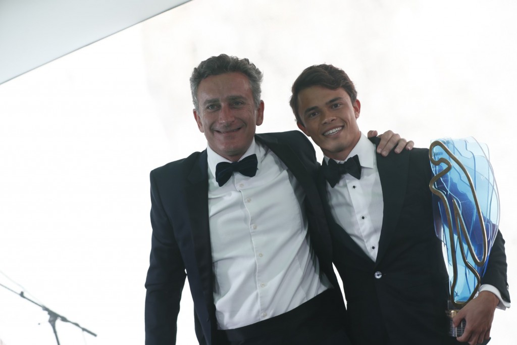 BERLIN TEMPELHOF AIRPORT, GERMANY - AUGUST 15: Alejandro Agag, Chairman of Formula E, and World Champion Nyck de Vries (NLD), Mercedes Benz EQ, EQ Silver Arrow 02 at the 2020/21 Season 7 Awards Gala during the Berlin E-Prix II at Berlin Tempelhof Airport on Sunday August 15, 2021 in Berlin, Germany. (Photo by Carl Bingham / LAT Images)