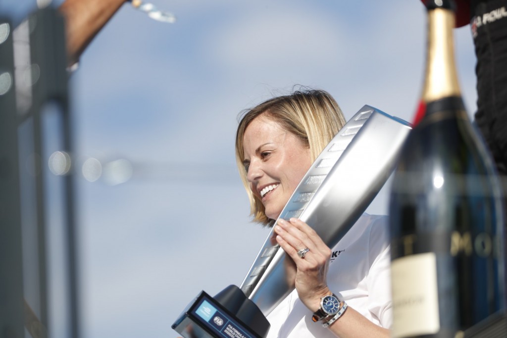 BERLIN TEMPELHOF AIRPORT, GERMANY - AUGUST 15: Susie Wolff, Team Principal, Venturi Racing, collects the teams trophy during the Berlin E-Prix II at Berlin Tempelhof Airport on Sunday August 15, 2021 in Berlin, Germany. (Photo by Alastair Staley / LAT Images)