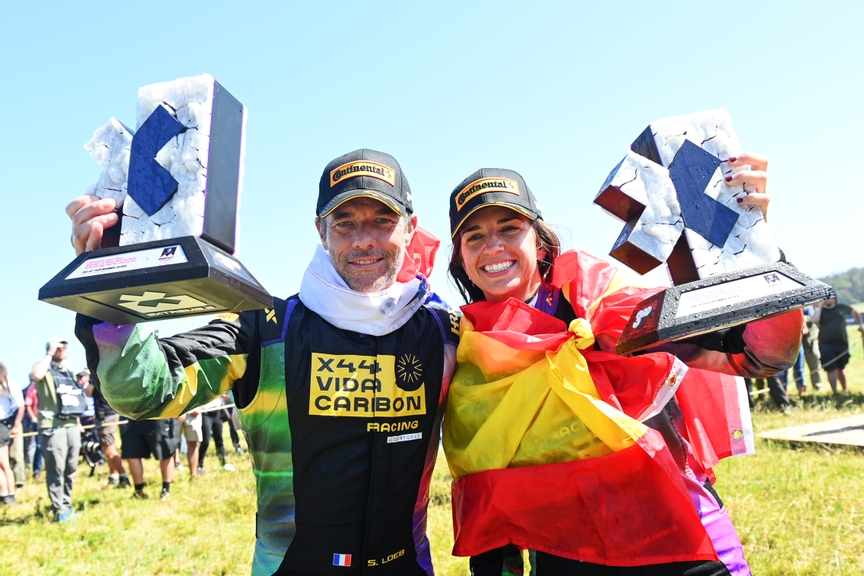NOVEMBER 27: Sebastien Loeb (FRA), Team X44, and Cristina Gutierrez (ESP), Team X44, celebrate winning the team championship, as well as finishing 3rd in the race during the Punta del Este on November 27, 2022. (Photo by Sam Bagnall / LAT Images)