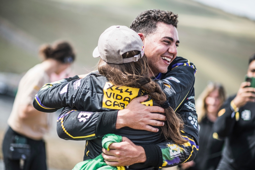 MAY 13: Cristina Gutierrez (ESP), X44 Vida Carbon Racing, and Fraser McConnell (JAM), X44 Vida Carbon Racing, 1st position, celebrate in Parc Ferme during the Scotland X-Prix on May 13, 2023. (Photo by Charly Lopez / LAT Images)