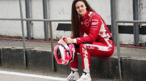 フォーミュラE 日産は女性テストドライバーとしてアビ・プリングを起用