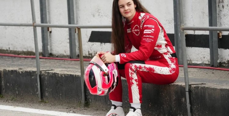 フォーミュラE 日産は女性テストドライバーとしてアビ・プリングを起用